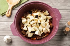 Тушёная картошка с мясом и баклажанами