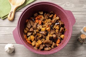 Тушёная картошка с мясом и баклажанами