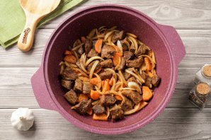 Тушёная картошка с мясом и баклажанами