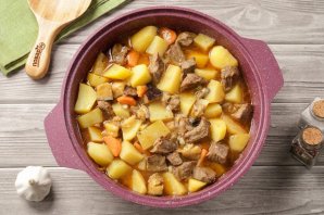 Тушёная картошка с мясом и баклажанами
