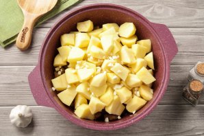 Тушёная картошка с мясом и баклажанами