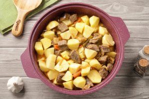 Тушёная картошка с мясом и баклажанами