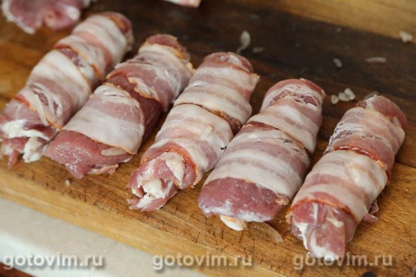 Шашлык из мясных рулетиков с беконом Шашлык из мясных рулетиков с беконом