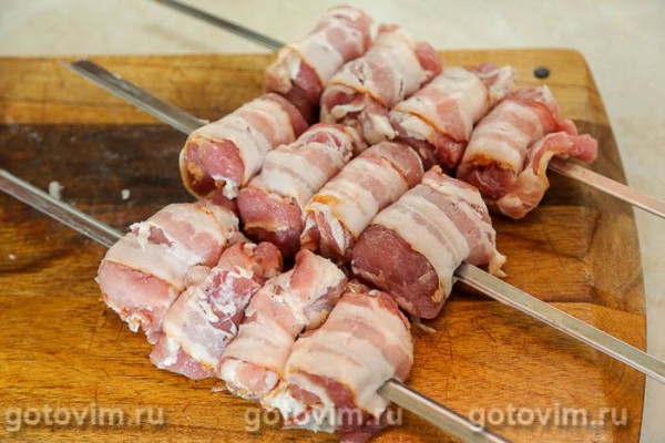 Шашлык из мясных рулетиков с беконом Шашлык из мясных рулетиков с беконом