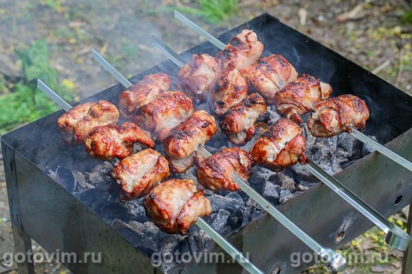 Шашлык из мясных рулетиков с беконом Шашлык из мясных рулетиков с беконом