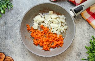 Тушеные куриные бедра Тушеные куриные бедра