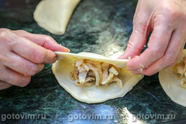 Чебуреки с кальмарами и яйцом Чебуреки с кальмарами и яйцом