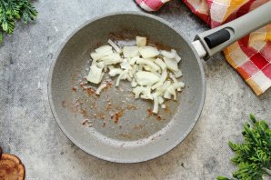 Тушеные куриные бедра Тушеные куриные бедра