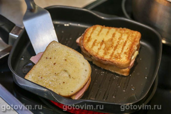 Сэндвич с колбасой и сыром в яйце Сэндвич с колбасой и сыром в яйце